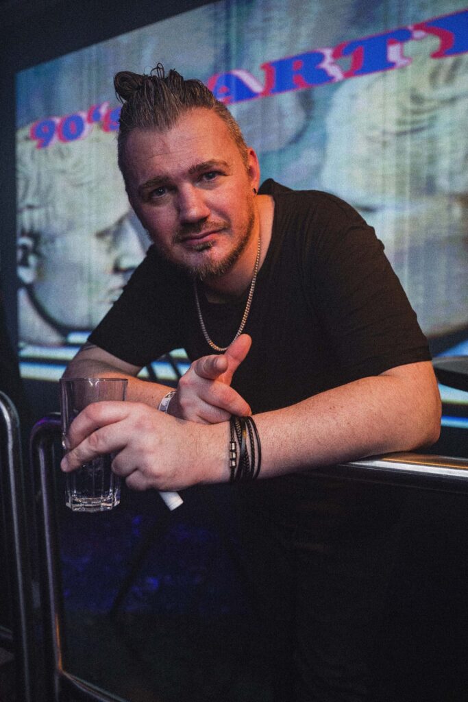 Mann mit Drink in der Hand