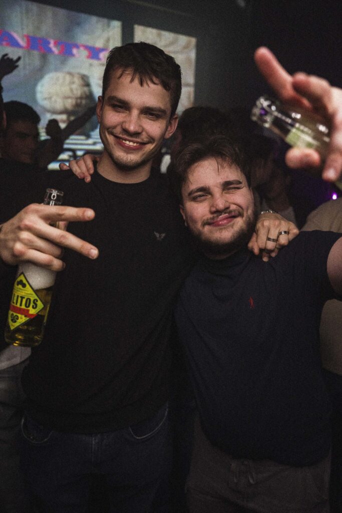 Zwei Freunde posieren für das Foto